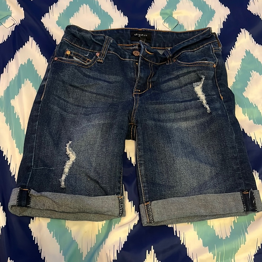 Celebrity Pink mid thigh denim shorts!